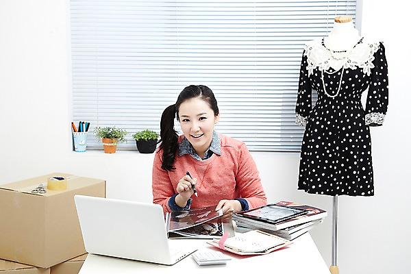 포토 JPG 스튜디오촬영 식물 직업 라이프스타일 옷 원피스 여자 화분 포장 CEO 창문 탁자 모바일 가위 실내 한명 미소 웃음 사람 동양인 상반신 20대 성인 노트북 컴퓨터 상자 사무실 펜 다이어리 한국인 전자계산기 계산기 블라인드 잡지 마네킹 쇼핑몰 책상 창업 테이프 온라인쇼핑 모바일쇼핑 박스포장 온라인쇼핑몰 여자만 여자한명만 성인여자만 청년만 청년여자만 성인한명만 청년여자한명만 성인여자한명만 성인만 국내포토 1 가구 비즈니스 문구용품 표정 인종 청년 내부 생활 간행물 전자제품 쇼핑 필기구 사무용품 장비 커튼 자영업 온라인 파일형식