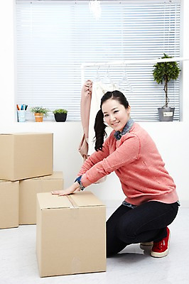 포토 JPG 스튜디오촬영 전신 식물 직업 라이프스타일 옷 여자 화분 포장 CEO 창문 모바일 실내 한명 미소 웃음 사람 앉기 동양인 20대 성인 상자 한국인 블라인드 옷걸이 쇼핑몰 배송 택배 창업 온라인쇼핑 모바일쇼핑 박스포장 온라인쇼핑몰 여자만 여자한명만 성인여자만 청년만 청년여자만 성인한명만 청년여자한명만 성인여자한명만 성인만 국내포토 1 비즈니스 모션 표정 인종 청년 내부 생활 쇼핑 운송업 커튼 자영업 온라인 파일형식