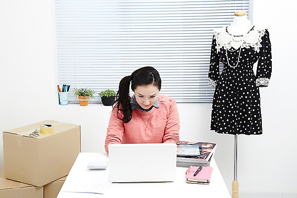 포토 JPG 스튜디오촬영 식물 직업 라이프스타일 응시 옷 원피스 여자 화분 포장 CEO 창문 탁자 모바일 가위 실내 한명 사람 동양인 상반신 20대 성인 노트북 컴퓨터 상자 사무실 펜 다이어리 한국인 전자계산기 계산기 블라인드 잡지 마네킹 쇼핑몰 책상 창업 테이프 온라인쇼핑 모바일쇼핑 박스포장 온라인쇼핑몰 여자만 여자한명만 성인여자만 청년만 청년여자만 성인한명만 청년여자한명만 성인여자한명만 성인만 국내포토 1 시선 가구 비즈니스 문구용품 인종 청년 내부 생활 간행물 전자제품 쇼핑 필기구 사무용품 장비 커튼 자영업 온라인 파일형식