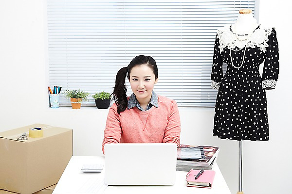 포토 JPG 스튜디오촬영 식물 직업 라이프스타일 옷 원피스 여자 화분 포장 CEO 창문 탁자 모바일 가위 실내 한명 미소 웃음 사람 동양인 상반신 20대 성인 노트북 컴퓨터 상자 사무실 펜 다이어리 한국인 전자계산기 계산기 블라인드 잡지 마네킹 쇼핑몰 책상 창업 테이프 온라인쇼핑 모바일쇼핑 박스포장 온라인쇼핑몰 여자만 여자한명만 성인여자만 청년만 청년여자만 성인한명만 청년여자한명만 성인여자한명만 성인만 국내포토 1 가구 비즈니스 문구용품 표정 인종 청년 내부 생활 간행물 전자제품 쇼핑 필기구 사무용품 장비 커튼 자영업 온라인 파일형식