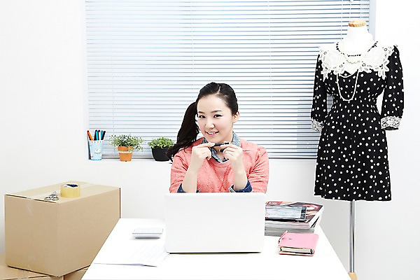 포토 JPG 스튜디오촬영 식물 직업 라이프스타일 옷 원피스 여자 화분 포장 CEO 창문 탁자 모바일 가위 실내 한명 미소 웃음 사람 동양인 상반신 20대 성인 노트북 컴퓨터 상자 사무실 펜 다이어리 한국인 전자계산기 계산기 블라인드 잡지 마네킹 쇼핑몰 책상 창업 테이프 온라인쇼핑 모바일쇼핑 박스포장 온라인쇼핑몰 여자만 여자한명만 성인여자만 청년만 청년여자만 성인한명만 청년여자한명만 성인여자한명만 성인만 국내포토 1 가구 비즈니스 문구용품 표정 인종 청년 내부 생활 간행물 전자제품 쇼핑 필기구 사무용품 장비 커튼 자영업 온라인 파일형식