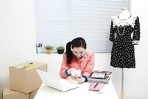 포토 JPG 스튜디오촬영 식물 직업 라이프스타일 응시 옷 원피스 여자 화분 포장 CEO 창문 탁자 모바일 가위 실내 한명 들기 사람 동양인 상반신 20대 성인 노트북 컴퓨터 상자 사무실 펜 다이어리 한국인 전자계산기 계산기 블라인드 계산 잡지 마네킹 쇼핑몰 책상 창업 테이프 온라인쇼핑 모바일쇼핑 매출 박스포장 온라인쇼핑몰 여자만 여자한명만 성인여자만 청년만 청년여자만 성인한명만 청년여자한명만 성인여자한명만 성인만 국내포토 1 시선 가구 비즈니스 모션 문구용품 인종 청년 내부 생활 간행물 경제 전자제품 쇼핑 필기구 사무용품 장비 커튼 자영업 온라인 파일형식