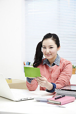 포토 JPG 스튜디오촬영 직업 라이프스타일 여자 포장 CEO 창문 탁자 모바일 실내 한명 미소 웃음 들기 사람 동양인 상반신 20대 성인 노트북 컴퓨터 상자 사무실 펜 다이어리 한국인 전자계산기 계산기 성장 블라인드 잡지 쇼핑몰 책상 통장 상승 창업 테이프 온라인쇼핑 모바일쇼핑 매출 박스포장 온라인쇼핑몰 여자만 여자한명만 성인여자만 청년만 청년여자만 성인한명만 청년여자한명만 성인여자한명만 성인만 국내포토 1 가구 컨셉 비즈니스 모션 문구용품 표정 인종 청년 내부 생활 간행물 금융 경제 전자제품 쇼핑 필기구 사무용품 장비 커튼 자영업 온라인 파일형식