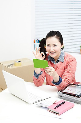 포토 JPG 스튜디오촬영 직업 라이프스타일 여자 포장 CEO 창문 탁자 성공 모바일 실내 한명 미소 웃음 들기 사람 동양인 손짓 상반신 20대 성인 노트북 컴퓨터 상자 사무실 펜 다이어리 한국인 전자계산기 계산기 성장 최고 블라인드 잡지 OK 쇼핑몰 책상 만족 통장 상승 창업 테이프 온라인쇼핑 모바일쇼핑 매출 박스포장 온라인쇼핑몰 여자만 여자한명만 성인여자만 청년만 청년여자만 성인한명만 청년여자한명만 성인여자한명만 성인만 국내포토 가위손 1 감정 가구 컨셉 비즈니스 모션 문구용품 표정 인종 청년 내부 생활 간행물 금융 경제 전자제품 쇼핑 필기구 사무용품 장비 커튼 자영업 온라인 파일형식