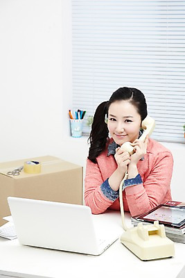 포토 JPG 스튜디오촬영 직업 라이프스타일 여자 포장 CEO 창문 탁자 모바일 가위 실내 한명 미소 웃음 사람 동양인 상반신 20대 성인 노트북 컴퓨터 상자 사무실 한국인 전자계산기 계산기 블라인드 잡지 쇼핑몰 전화기 유선전화기 책상 창업 테이프 온라인쇼핑 통화 모바일쇼핑 박스포장 온라인쇼핑몰 여자만 여자한명만 성인여자만 청년만 청년여자만 성인한명만 청년여자한명만 성인여자한명만 성인만 국내포토 1 가구 비즈니스 모션 문구용품 표정 인종 청년 내부 생활 간행물 전자제품 쇼핑 장비 커튼 자영업 온라인 파일형식