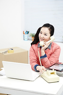 포토 JPG 스튜디오촬영 직업 라이프스타일 여자 포장 CEO 창문 탁자 모바일 가위 실내 한명 미소 웃음 사람 동양인 상반신 20대 성인 노트북 컴퓨터 상자 사무실 한국인 전자계산기 계산기 블라인드 잡지 쇼핑몰 전화기 유선전화기 책상 창업 테이프 온라인쇼핑 통화 모바일쇼핑 박스포장 온라인쇼핑몰 여자만 여자한명만 성인여자만 청년만 청년여자만 성인한명만 청년여자한명만 성인여자한명만 성인만 국내포토 1 가구 비즈니스 모션 문구용품 표정 인종 청년 내부 생활 간행물 전자제품 쇼핑 장비 커튼 자영업 온라인 파일형식