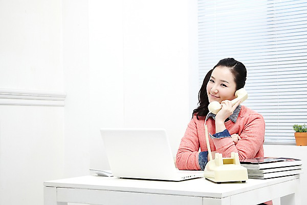 포토 JPG 스튜디오촬영 식물 직업 라이프스타일 여자 화분 CEO 창문 탁자 모바일 실내 한명 미소 웃음 사람 동양인 상반신 20대 성인 노트북 컴퓨터 사무실 한국인 전자계산기 계산기 블라인드 잡지 쇼핑몰 전화기 유선전화기 책상 창업 온라인쇼핑 통화 모바일쇼핑 온라인쇼핑몰 여자만 여자한명만 성인여자만 청년만 청년여자만 성인한명만 청년여자한명만 성인여자한명만 성인만 국내포토 1 가구 비즈니스 모션 문구용품 표정 인종 청년 내부 생활 간행물 전자제품 쇼핑 장비 커튼 자영업 온라인 파일형식