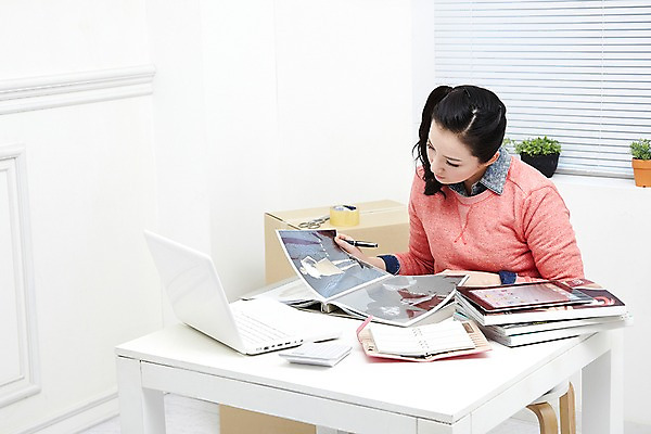 포토 JPG 스튜디오촬영 식물 직업 라이프스타일 응시 여자 화분 포장 CEO 창문 탁자 모바일 가위 실내 한명 사람 동양인 상반신 20대 성인 노트북 컴퓨터 상자 사무실 펜 다이어리 한국인 전자계산기 계산기 블라인드 잡지 쇼핑몰 책상 창업 테이프 온라인쇼핑 모바일쇼핑 박스포장 온라인쇼핑몰 여자만 여자한명만 성인여자만 청년만 청년여자만 성인한명만 청년여자한명만 성인여자한명만 성인만 국내포토 1 시선 가구 비즈니스 문구용품 인종 청년 내부 생활 간행물 전자제품 쇼핑 필기구 사무용품 장비 커튼 자영업 온라인 파일형식