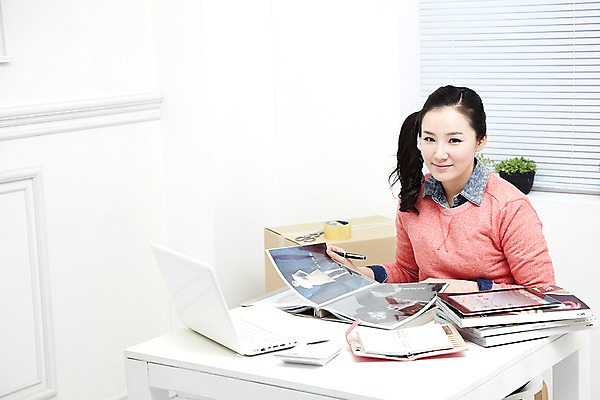 포토 JPG 스튜디오촬영 식물 직업 라이프스타일 여자 화분 포장 CEO 창문 탁자 모바일 가위 실내 한명 미소 웃음 사람 동양인 상반신 20대 성인 노트북 컴퓨터 상자 사무실 펜 다이어리 한국인 전자계산기 계산기 블라인드 잡지 쇼핑몰 책상 창업 테이프 온라인쇼핑 모바일쇼핑 박스포장 온라인쇼핑몰 여자만 여자한명만 성인여자만 청년만 청년여자만 성인한명만 청년여자한명만 성인여자한명만 성인만 국내포토 1 가구 비즈니스 문구용품 표정 인종 청년 내부 생활 간행물 전자제품 쇼핑 필기구 사무용품 장비 커튼 자영업 온라인 파일형식