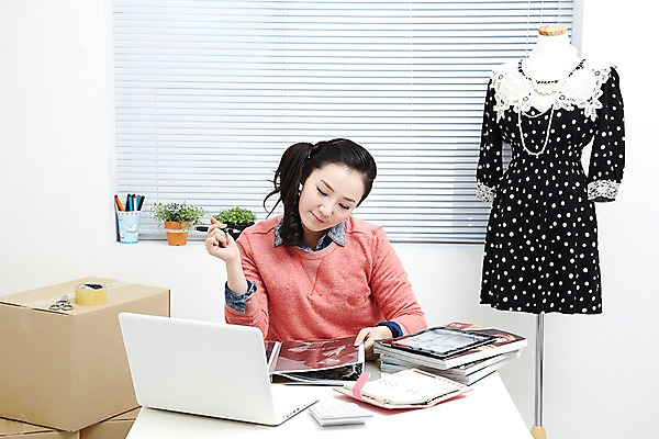 포토 JPG 스튜디오촬영 식물 직업 라이프스타일 응시 옷 원피스 여자 화분 포장 CEO 창문 탁자 모바일 가위 실내 한명 사람 동양인 상반신 20대 성인 노트북 컴퓨터 상자 사무실 펜 다이어리 한국인 전자계산기 계산기 블라인드 잡지 마네킹 쇼핑몰 책상 창업 테이프 온라인쇼핑 모바일쇼핑 박스포장 온라인쇼핑몰 여자만 여자한명만 성인여자만 청년만 청년여자만 성인한명만 청년여자한명만 성인여자한명만 성인만 국내포토 1 시선 가구 비즈니스 문구용품 인종 청년 내부 생활 간행물 전자제품 쇼핑 필기구 사무용품 장비 커튼 자영업 온라인 파일형식