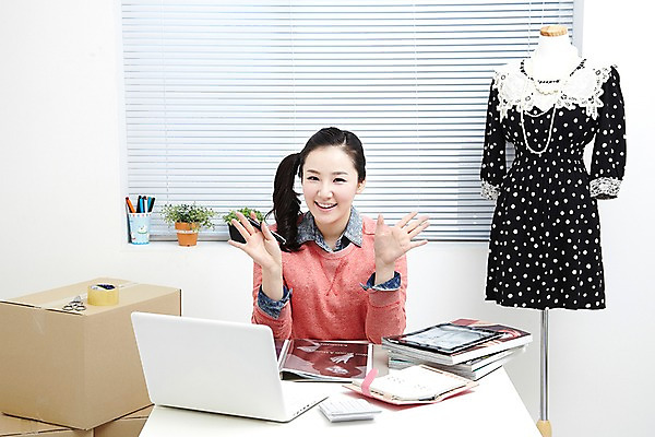 포토 JPG 스튜디오촬영 식물 직업 라이프스타일 옷 원피스 여자 화분 포장 CEO 창문 탁자 모바일 가위 실내 한명 미소 웃음 사람 동양인 상반신 20대 성인 노트북 컴퓨터 상자 사무실 펜 다이어리 한국인 전자계산기 계산기 블라인드 잡지 마네킹 쇼핑몰 책상 창업 테이프 온라인쇼핑 모바일쇼핑 박스포장 온라인쇼핑몰 여자만 여자한명만 성인여자만 청년만 청년여자만 성인한명만 청년여자한명만 성인여자한명만 성인만 국내포토 1 가구 비즈니스 문구용품 표정 인종 청년 내부 생활 간행물 전자제품 쇼핑 필기구 사무용품 장비 커튼 자영업 온라인 파일형식