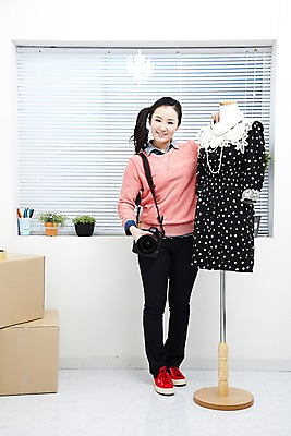 포토 JPG 스튜디오촬영 전신 식물 직업 라이프스타일 옷 원피스 여자 화분 포장 CEO 창문 모바일 실내 한명 서기 미소 웃음 사람 동양인 20대 성인 상자 카메라 사진촬영 촬영 한국인 블라인드 마네킹 쇼핑몰 창업 테이프 온라인쇼핑 모바일쇼핑 박스포장 온라인쇼핑몰 여자만 여자한명만 성인여자만 청년만 청년여자만 성인한명만 청년여자한명만 성인여자한명만 성인만 국내포토 1 비즈니스 모션 문구용품 표정 인종 청년 내부 생활 전자제품 쇼핑 커튼 자영업 온라인 파일형식