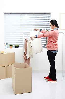 포토 JPG 스튜디오촬영 전신 식물 직업 라이프스타일 옷 여자 화분 포장 CEO 창문 모바일 실내 한명 서기 들기 사람 동양인 20대 성인 상자 한국인 블라인드 옷걸이 쇼핑몰 배송 택배 창업 테이프 온라인쇼핑 모바일쇼핑 박스포장 온라인쇼핑몰 여자만 여자한명만 성인여자만 청년만 청년여자만 성인한명만 청년여자한명만 성인여자한명만 성인만 국내포토 1 비즈니스 모션 문구용품 인종 청년 내부 생활 쇼핑 운송업 커튼 자영업 온라인 파일형식