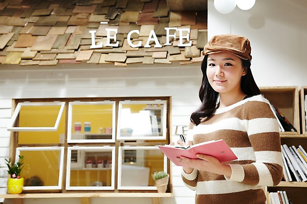 포토 JPG 스튜디오촬영 식물 모자 라이프스타일 여자 화분 창문 책장 실내 한명 미소 들기 사람 동양인 상반신 20대 성인 책 펜 식당 다이어리 카페 한국인 기록 평가 맛집 리뷰 블로거 파워블로거 여자만 여자한명만 성인여자만 청년만 청년여자만 성인한명만 청년여자한명만 성인여자한명만 성인만 1인미디어 국내포토 1 잡화 가구 모션 표정 인종 청년 내부 생활 필기구 상점 사무용품 방송 파일형식