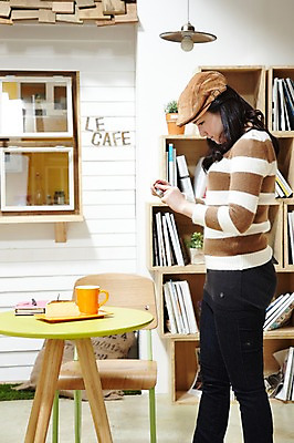 포토 JPG 스튜디오촬영 모자 라이프스타일 여자 커피 음료 음식 포크 의자 창문 탁자 조명 잔 책장 실내 한명 서기 들기 사람 동양인 20대 성인 옆모습 책 컵 펜 카메라 케이크 식당 다이어리 사진촬영 촬영 카페 한국인 머그컵 평가 맛집 리뷰 블로거 파워블로거 여자만 여자한명만 성인여자만 청년만 청년여자만 성인한명만 청년여자한명만 성인여자한명만 성인만 1인미디어 국내포토 1 식기 잡화 뷰포인트 가구 모션 디저트 인종 청년 내부 생활 전자제품 필기구 상점 사무용품 방송 파일형식