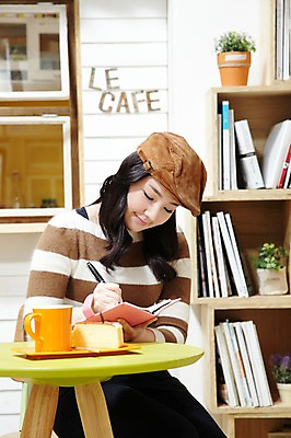 포토 JPG 스튜디오촬영 식물 모자 라이프스타일 응시 여자 화분 커피 음료 음식 창문 탁자 잔 책장 실내 한명 미소 웃음 사람 앉기 동양인 20대 성인 책 컵 펜 케이크 식당 다이어리 카페 한국인 머그컵 기록 먹기 평가 맛집 리뷰 블로거 파워블로거 여자만 여자한명만 성인여자만 청년만 청년여자만 성인한명만 청년여자한명만 성인여자한명만 성인만 1인미디어 국내포토 1 식기 시선 잡화 가구 모션 디저트 표정 인종 청년 내부 생활 필기구 상점 사무용품 방송 파일형식