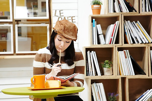 포토 JPG 스튜디오촬영 식물 모자 라이프스타일 응시 여자 화분 커피 음료 음식 포크 창문 탁자 잔 책장 실내 한명 사람 앉기 동양인 상반신 20대 성인 책 컵 펜 케이크 식당 다이어리 카페 한국인 머그컵 먹기 평가 맛집 리뷰 블로거 파워블로거 여자만 여자한명만 성인여자만 청년만 청년여자만 성인한명만 청년여자한명만 성인여자한명만 성인만 1인미디어 국내포토 1 식기 시선 잡화 가구 모션 디저트 인종 청년 내부 생활 필기구 상점 사무용품 방송 파일형식