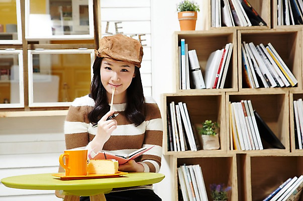 포토 JPG 스튜디오촬영 식물 모자 라이프스타일 여자 화분 커피 음료 음식 포크 창문 탁자 잔 책장 실내 한명 미소 웃음 사람 앉기 동양인 상반신 20대 성인 책 컵 펜 케이크 식당 다이어리 카페 한국인 머그컵 먹기 평가 맛집 리뷰 블로거 파워블로거 여자만 여자한명만 성인여자만 청년만 청년여자만 성인한명만 청년여자한명만 성인여자한명만 성인만 1인미디어 국내포토 1 식기 잡화 가구 모션 디저트 표정 인종 청년 내부 생활 필기구 상점 사무용품 방송 파일형식