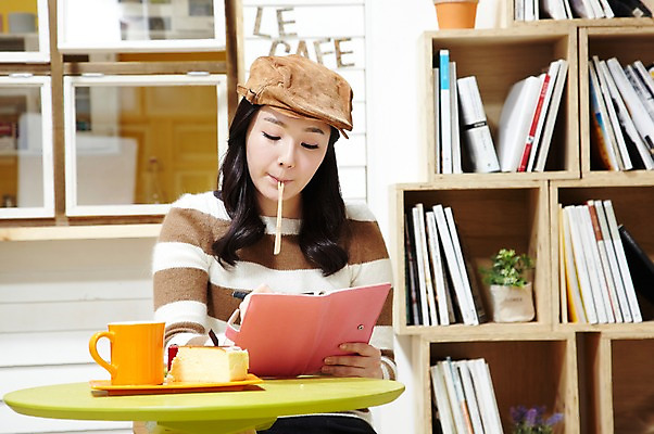 포토 JPG 스튜디오촬영 식물 모자 라이프스타일 응시 여자 화분 커피 음료 음식 포크 창문 탁자 잔 책장 실내 한명 사람 앉기 동양인 상반신 20대 성인 책 컵 펜 케이크 식당 다이어리 카페 한국인 머그컵 기록 먹기 평가 맛집 리뷰 블로거 파워블로거 여자만 여자한명만 성인여자만 청년만 청년여자만 성인한명만 청년여자한명만 성인여자한명만 성인만 1인미디어 국내포토 1 식기 시선 잡화 가구 모션 디저트 인종 청년 내부 생활 필기구 상점 사무용품 방송 파일형식