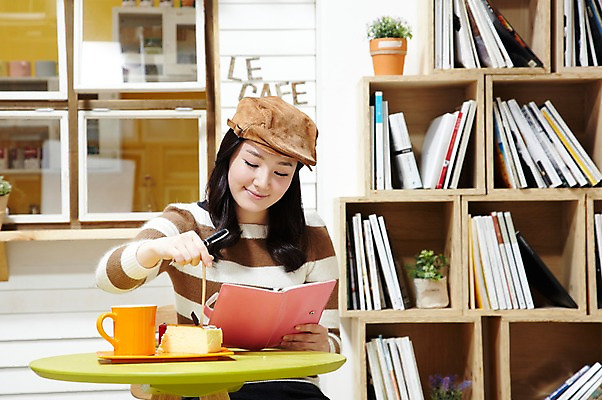 포토 JPG 스튜디오촬영 식물 모자 라이프스타일 응시 여자 화분 커피 음료 음식 포크 창문 탁자 잔 책장 실내 한명 미소 웃음 사람 앉기 동양인 상반신 20대 성인 책 컵 펜 케이크 식당 다이어리 카페 한국인 머그컵 먹기 평가 맛집 리뷰 블로거 파워블로거 여자만 여자한명만 성인여자만 청년만 청년여자만 성인한명만 청년여자한명만 성인여자한명만 성인만 1인미디어 국내포토 1 식기 시선 잡화 가구 모션 디저트 표정 인종 청년 내부 생활 필기구 상점 사무용품 방송 파일형식