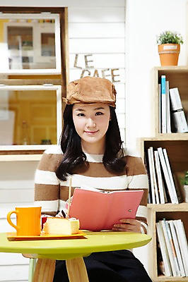 포토 JPG 스튜디오촬영 식물 모자 라이프스타일 여자 화분 커피 음료 음식 창문 탁자 잔 책장 실내 한명 미소 웃음 사람 앉기 동양인 20대 성인 책 컵 케이크 식당 다이어리 카페 한국인 머그컵 평가 맛집 리뷰 블로거 파워블로거 여자만 여자한명만 성인여자만 청년만 청년여자만 성인한명만 청년여자한명만 성인여자한명만 성인만 1인미디어 국내포토 1 식기 잡화 가구 모션 디저트 표정 인종 청년 내부 생활 상점 사무용품 방송 파일형식