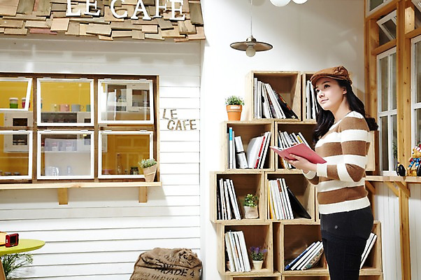 포토 JPG 스튜디오촬영 식물 모자 라이프스타일 응시 여자 화분 의자 창문 탁자 조명 잔 책장 실내 한명 서기 들기 사람 동양인 20대 성인 옆모습 책 컵 펜 카메라 식당 다이어리 카페 한국인 자루 평가 맛집 리뷰 블로거 파워블로거 여자만 여자한명만 성인여자만 청년만 청년여자만 성인한명만 청년여자한명만 성인여자한명만 성인만 1인미디어 국내포토 1 식기 시선 잡화 뷰포인트 가구 모션 인종 청년 내부 생활 전자제품 필기구 상점 사무용품 방송 파일형식