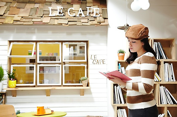 포토 JPG 스튜디오촬영 식물 모자 라이프스타일 응시 여자 화분 커피 음료 음식 의자 창문 탁자 조명 잔 책장 실내 한명 서기 들기 사람 동양인 20대 성인 옆모습 책 컵 펜 케이크 식당 다이어리 카페 한국인 기록 평가 맛집 리뷰 블로거 파워블로거 여자만 여자한명만 성인여자만 청년만 청년여자만 성인한명만 청년여자한명만 성인여자한명만 성인만 1인미디어 국내포토 1 식기 시선 잡화 뷰포인트 가구 모션 디저트 인종 청년 내부 생활 필기구 상점 사무용품 방송 파일형식