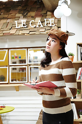 포토 JPG 스튜디오촬영 모자 라이프스타일 응시 여자 창문 탁자 조명 책장 실내 한명 서기 들기 사람 동양인 20대 성인 옆모습 책 펜 식당 다이어리 카페 한국인 평가 맛집 리뷰 블로거 파워블로거 여자만 여자한명만 성인여자만 청년만 청년여자만 성인한명만 청년여자한명만 성인여자한명만 성인만 1인미디어 국내포토 1 시선 잡화 뷰포인트 가구 모션 인종 청년 내부 생활 필기구 상점 사무용품 방송 파일형식