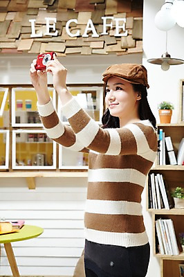 포토 JPG 스튜디오촬영 모자 라이프스타일 여자 창문 탁자 조명 책장 실내 한명 서기 미소 웃음 들기 사람 동양인 20대 성인 옆모습 책 카메라 식당 다이어리 사진촬영 촬영 카페 한국인 평가 맛집 리뷰 블로거 파워블로거 여자만 여자한명만 성인여자만 청년만 청년여자만 성인한명만 청년여자한명만 성인여자한명만 성인만 1인미디어 국내포토 1 잡화 뷰포인트 가구 모션 표정 인종 청년 내부 생활 전자제품 상점 사무용품 방송 파일형식