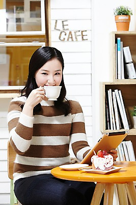 포토 JPG 스튜디오촬영 라이프스타일 여자 커피 음료 의자 창문 탁자 잔 책장 실내 한명 미소 웃음 들기 사람 앉기 동양인 20대 성인 앞모습 컵 태블릿 카페 한국인 마시기 먹기 맛집 리뷰 블로거 파워블로거 여자만 여자한명만 성인여자만 청년만 청년여자만 성인한명만 청년여자한명만 성인여자한명만 성인만 1인미디어 국내포토 1 식기 뷰포인트 가구 모션 표정 인종 청년 내부 생활 전자제품 스마트기기 상점 방송 파일형식