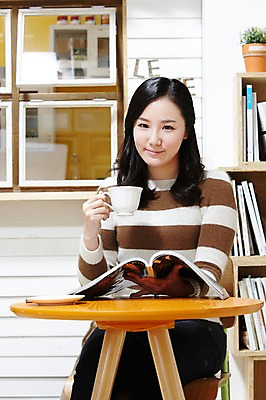 포토 JPG 스튜디오촬영 라이프스타일 여자 커피 음료 의자 창문 탁자 잔 책장 실내 한명 미소 웃음 들기 사람 앉기 동양인 20대 성인 앞모습 책 컵 독서 카페 한국인 마시기 잡지 먹기 읽기 블로거 파워블로거 여자만 여자한명만 성인여자만 청년만 청년여자만 성인한명만 청년여자한명만 성인여자한명만 성인만 1인미디어 국내포토 1 식기 뷰포인트 가구 모션 표정 인종 청년 내부 생활 간행물 상점 방송 파일형식