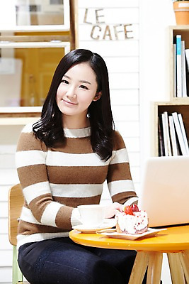 포토 JPG 스튜디오촬영 라이프스타일 여자 커피 음료 음식 의자 창문 탁자 잔 책장 실내 한명 미소 웃음 들기 사람 앉기 동양인 20대 성인 아웃포커스 책 컵 태블릿 케이크 식당 카페 한국인 평가 맛집 리뷰 블로거 파워블로거 여자만 여자한명만 성인여자만 청년만 청년여자만 성인한명만 청년여자한명만 성인여자한명만 성인만 1인미디어 국내포토 1 식기 가구 모션 디저트 촬영기법 표정 인종 청년 내부 생활 전자제품 스마트기기 상점 방송 파일형식