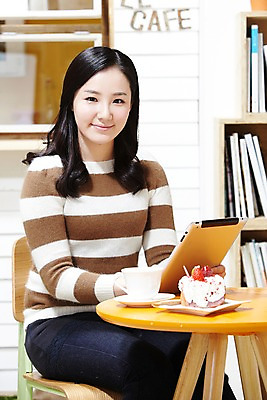 포토 JPG 스튜디오촬영 라이프스타일 여자 커피 음료 음식 의자 창문 탁자 잔 책장 실내 한명 미소 웃음 들기 사람 앉기 동양인 20대 성인 아웃포커스 책 컵 태블릿 케이크 식당 카페 한국인 평가 맛집 리뷰 블로거 파워블로거 여자만 여자한명만 성인여자만 청년만 청년여자만 성인한명만 청년여자한명만 성인여자한명만 성인만 1인미디어 국내포토 1 식기 가구 모션 디저트 촬영기법 표정 인종 청년 내부 생활 전자제품 스마트기기 상점 방송 파일형식