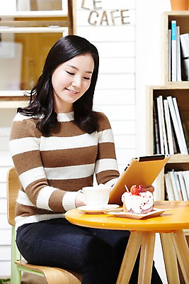 포토 JPG 스튜디오촬영 라이프스타일 응시 여자 커피 음료 음식 의자 창문 탁자 잔 책장 실내 한명 미소 웃음 들기 사람 앉기 동양인 20대 성인 아웃포커스 책 컵 태블릿 케이크 식당 카페 한국인 평가 맛집 리뷰 블로거 파워블로거 여자만 여자한명만 성인여자만 청년만 청년여자만 성인한명만 청년여자한명만 성인여자한명만 성인만 1인미디어 국내포토 1 식기 시선 가구 모션 디저트 촬영기법 표정 인종 청년 내부 생활 전자제품 스마트기기 상점 방송 파일형식