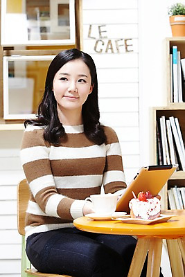 포토 JPG 스튜디오촬영 라이프스타일 응시 여자 커피 음료 음식 의자 창문 탁자 잔 책장 실내 한명 미소 웃음 들기 사람 앉기 동양인 20대 성인 아웃포커스 책 컵 태블릿 케이크 식당 카페 한국인 평가 맛집 리뷰 블로거 파워블로거 여자만 여자한명만 성인여자만 청년만 청년여자만 성인한명만 청년여자한명만 성인여자한명만 성인만 1인미디어 국내포토 1 식기 시선 가구 모션 디저트 촬영기법 표정 인종 청년 내부 생활 전자제품 스마트기기 상점 방송 파일형식