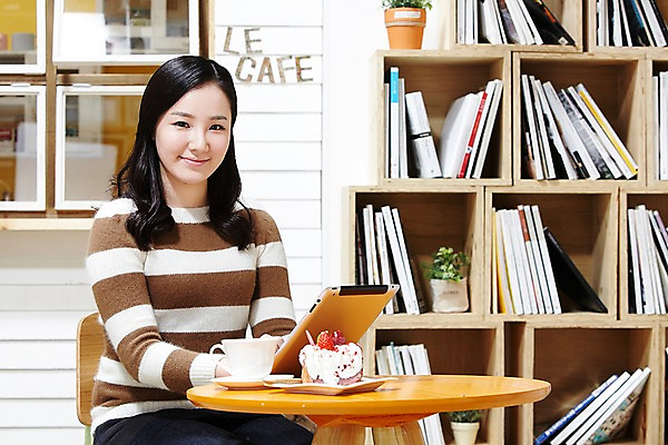 포토 JPG 스튜디오촬영 라이프스타일 여자 커피 음료 음식 창문 탁자 잔 책장 실내 한명 미소 웃음 들기 사람 앉기 동양인 20대 성인 아웃포커스 책 컵 태블릿 케이크 식당 카페 한국인 평가 맛집 리뷰 블로거 파워블로거 여자만 여자한명만 성인여자만 청년만 청년여자만 성인한명만 청년여자한명만 성인여자한명만 성인만 1인미디어 국내포토 1 식기 가구 모션 디저트 촬영기법 표정 인종 청년 내부 생활 전자제품 스마트기기 상점 방송 파일형식