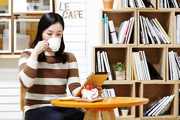 포토 JPG 스튜디오촬영 라이프스타일 응시 여자 커피 음료 음식 창문 탁자 잔 책장 실내 한명 들기 사람 앉기 동양인 20대 성인 아웃포커스 책 컵 태블릿 케이크 식당 카페 한국인 마시기 먹기 평가 맛집 리뷰 블로거 파워블로거 여자만 여자한명만 성인여자만 청년만 청년여자만 성인한명만 청년여자한명만 성인여자한명만 성인만 1인미디어 국내포토 1 식기 시선 가구 모션 디저트 촬영기법 인종 청년 내부 생활 전자제품 스마트기기 상점 방송 파일형식