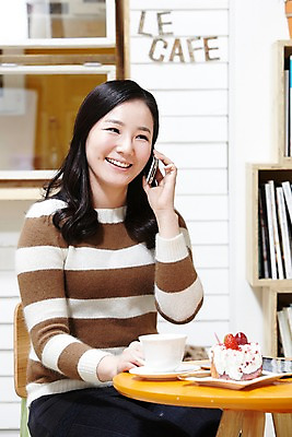 포토 JPG 스튜디오촬영 라이프스타일 여자 커피 음료 음식 창문 탁자 잔 책장 실내 한명 미소 웃음 들기 사람 앉기 동양인 20대 성인 아웃포커스 책 컵 스마트폰 핸드폰 태블릿 케이크 식당 카페 한국인 전화기 통화 평가 맛집 리뷰 블로거 파워블로거 여자만 여자한명만 성인여자만 청년만 청년여자만 성인한명만 청년여자한명만 성인여자한명만 성인만 1인미디어 국내포토 1 식기 가구 모션 디저트 촬영기법 표정 인종 청년 내부 생활 전자제품 스마트기기 상점 방송 파일형식