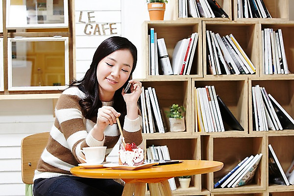 포토 JPG 스튜디오촬영 라이프스타일 여자 커피 음료 음식 포크 창문 탁자 잔 책장 실내 한명 미소 웃음 들기 사람 앉기 동양인 20대 성인 아웃포커스 책 컵 스마트폰 핸드폰 태블릿 케이크 식당 카페 한국인 전화기 통화 평가 맛집 리뷰 블로거 파워블로거 여자만 여자한명만 성인여자만 청년만 청년여자만 성인한명만 청년여자한명만 성인여자한명만 성인만 1인미디어 국내포토 1 식기 가구 모션 디저트 촬영기법 표정 인종 청년 내부 생활 전자제품 스마트기기 상점 방송 파일형식