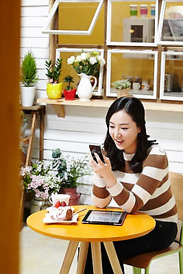 포토 JPG 스튜디오촬영 식물 라이프스타일 응시 여자 꽃 화분 커피 음료 음식 의자 창문 탁자 잔 실내 한명 미소 웃음 들기 사람 앉기 동양인 20대 성인 컵 스마트폰 핸드폰 태블릿 케이크 식당 꽃병 카페 한국인 전화기 평가 맛집 리뷰 블로거 파워블로거 여자만 여자한명만 성인여자만 청년만 청년여자만 성인한명만 청년여자한명만 성인여자한명만 성인만 1인미디어 국내포토 1 식기 시선 가구 모션 디저트 표정 인종 청년 내부 생활 전자제품 스마트기기 상점 방송 파일형식