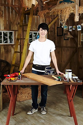 포토 JPG 스튜디오촬영 전신 나무 직업 라이프스타일 남자 액자 사다리 창문 탁자 실내 줄자 한명 서기 미소 웃음 사람 동양인 20대 성인 목재 앞모습 페인트 한국인 도구 공구 스패너 붓 작업 못 바퀴 작업실 작업장 드라이버 망치 목수 드릴 창업 페인트통 목공예 작업도구 톱 펜치 작업주머니 가구공방 DIY 사포 기념사진 대패 전동드릴 남자만 남자한명만 성인남자만 청년만 청년남자만 청년남자한명만 성인한명만 성인남자한명만 성인만 국내포토 식물 1 산업 뷰포인트 가구 재료 모션 통 표정 자 인종 청년 취미 내부 생활 공예 자영업 파일형식