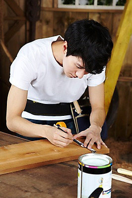 포토 JPG 스튜디오촬영 나무 직업 라이프스타일 남자 사다리 탁자 실내 줄자 한명 서기 사람 동양인 상반신 20대 성인 목재 연필 페인트 한국인 도구 공구 작업 작업실 작업장 목수 창업 페인트통 목공예 작업도구 작업주머니 가구공방 DIY 재단 남자만 남자한명만 성인남자만 청년만 청년남자만 청년남자한명만 성인한명만 성인남자한명만 성인만 국내포토 식물 1 산업 가구 재료 모션 학용품 통 자 인종 청년 취미 내부 생활 필기구 공예 자영업 파일형식