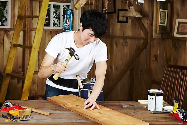 포토 JPG 스튜디오촬영 나무 직업 라이프스타일 남자 액자 사다리 창문 탁자 실내 줄자 한명 서기 들기 사람 동양인 상반신 20대 성인 목재 연필 페인트 한국인 도구 공구 램프 붓 작업 못 작업실 작업장 망치 목수 창업 페인트통 목공예 작업도구 톱 펜치 작업주머니 가구공방 DIY 망치질 사포 기념사진 대패 못질 남자만 남자한명만 성인남자만 청년만 청년남자만 청년남자한명만 성인한명만 성인남자한명만 성인만 국내포토 식물 1 산업 가구 재료 모션 학용품 조명 통 자 인종 청년 취미 내부 생활 필기구 공예 자영업 파일형식