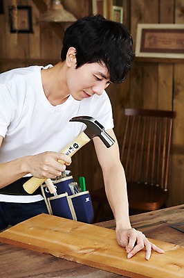 포토 JPG 스튜디오촬영 나무 직업 라이프스타일 남자 의자 탁자 실내 한명 서기 들기 사람 동양인 상반신 20대 성인 목재 한국인 도구 공구 작업 못 작업실 작업장 망치 목수 창업 목공예 작업도구 작업주머니 가구공방 DIY 망치질 못질 남자만 남자한명만 성인남자만 청년만 청년남자만 청년남자한명만 성인한명만 성인남자한명만 성인만 국내포토 식물 1 산업 가구 재료 모션 인종 청년 취미 내부 생활 공예 자영업 파일형식