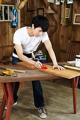 포토 JPG 스튜디오촬영 전신 나무 직업 라이프스타일 남자 액자 창문 탁자 실내 줄자 한명 서기 사람 동양인 20대 성인 목재 페인트 한국인 도구 공구 램프 붓 작업 못 작업실 작업장 망치 목수 창업 페인트통 목공예 작업도구 톱 펜치 작업주머니 가구공방 DIY 사포 기념사진 대패 대패질 남자만 남자한명만 성인남자만 청년만 청년남자만 청년남자한명만 성인한명만 성인남자한명만 성인만 국내포토 식물 1 산업 가구 재료 모션 조명 통 자 인종 청년 취미 내부 생활 공예 자영업 파일형식