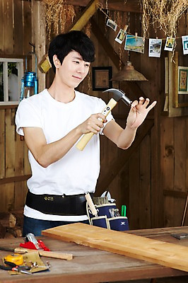 포토 JPG 스튜디오촬영 나무 직업 라이프스타일 남자 액자 창문 탁자 실내 줄자 한명 서기 들기 사람 동양인 상반신 20대 성인 목재 한국인 도구 공구 램프 작업 못 작업실 작업장 망치 목수 창업 페인트통 목공예 작업도구 톱 펜치 작업주머니 가구공방 DIY 망치질 사포 기념사진 못질 남자만 남자한명만 성인남자만 청년만 청년남자만 청년남자한명만 성인한명만 성인남자한명만 성인만 국내포토 식물 1 산업 가구 재료 모션 조명 통 자 인종 청년 취미 내부 생활 페인트 공예 자영업 파일형식