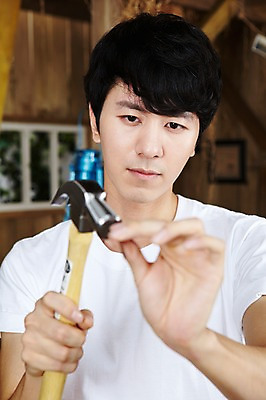 포토 JPG 스튜디오촬영 직업 라이프스타일 남자 창문 실내 한명 서기 들기 사람 동양인 상반신 20대 성인 앞모습 아웃포커스 한국인 도구 공구 작업 못 작업실 작업장 망치 목수 창업 작업도구 가구공방 DIY 망치질 못질 남자만 남자한명만 성인남자만 청년만 청년남자만 청년남자한명만 성인한명만 성인남자한명만 성인만 국내포토 1 산업 뷰포인트 모션 촬영기법 인종 청년 취미 내부 생활 공예 자영업 파일형식