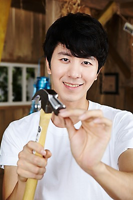 포토 JPG 스튜디오촬영 직업 라이프스타일 남자 창문 실내 한명 서기 미소 웃음 들기 사람 동양인 상반신 20대 성인 앞모습 아웃포커스 한국인 도구 공구 작업 못 작업실 작업장 망치 목수 창업 작업도구 가구공방 DIY 망치질 못질 남자만 남자한명만 성인남자만 청년만 청년남자만 청년남자한명만 성인한명만 성인남자한명만 성인만 국내포토 1 산업 뷰포인트 모션 촬영기법 표정 인종 청년 취미 내부 생활 공예 자영업 파일형식