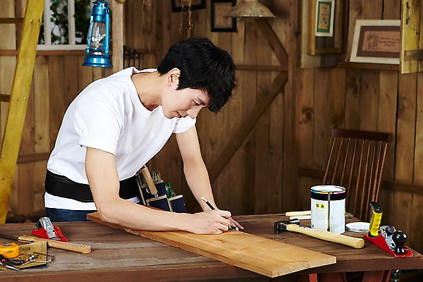 포토 JPG 스튜디오촬영 나무 직업 라이프스타일 남자 액자 사다리 창문 탁자 실내 줄자 한명 서기 사람 동양인 상반신 20대 성인 목재 연필 페인트 한국인 도구 공구 램프 작업 못 작업실 작업장 망치 목수 창업 페인트통 목공예 작업도구 톱 펜치 작업주머니 가구공방 DIY 재단 사포 남자만 남자한명만 성인남자만 청년만 청년남자만 청년남자한명만 성인한명만 성인남자한명만 성인만 국내포토 식물 1 산업 가구 재료 모션 학용품 조명 통 자 인종 청년 취미 내부 생활 필기구 공예 자영업 파일형식