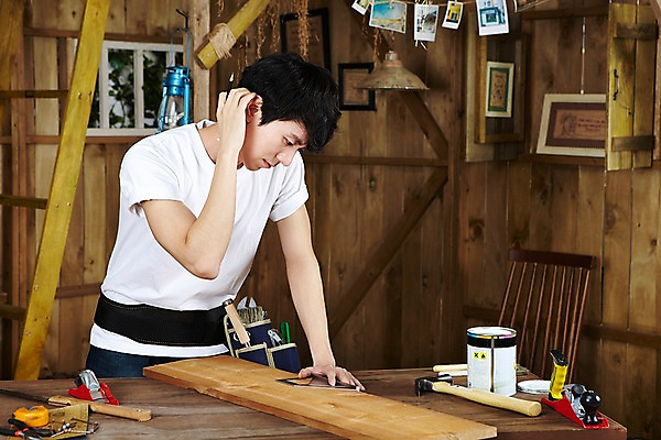 포토 JPG 스튜디오촬영 나무 직업 라이프스타일 남자 액자 사다리 창문 탁자 실내 줄자 한명 서기 사람 동양인 상반신 20대 성인 목재 연필 페인트 한국인 도구 공구 램프 작업 못 작업실 작업장 망치 목수 창업 페인트통 목공예 작업도구 톱 펜치 작업주머니 가구공방 DIY 재단 사포 기념사진 남자만 남자한명만 성인남자만 청년만 청년남자만 청년남자한명만 성인한명만 성인남자한명만 성인만 국내포토 식물 1 산업 가구 재료 모션 학용품 조명 통 자 인종 청년 취미 내부 생활 필기구 공예 자영업 파일형식